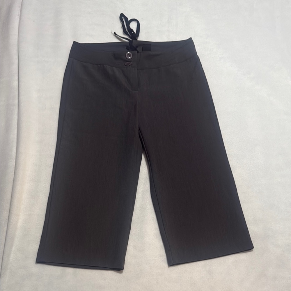 Wrapper Black Capris